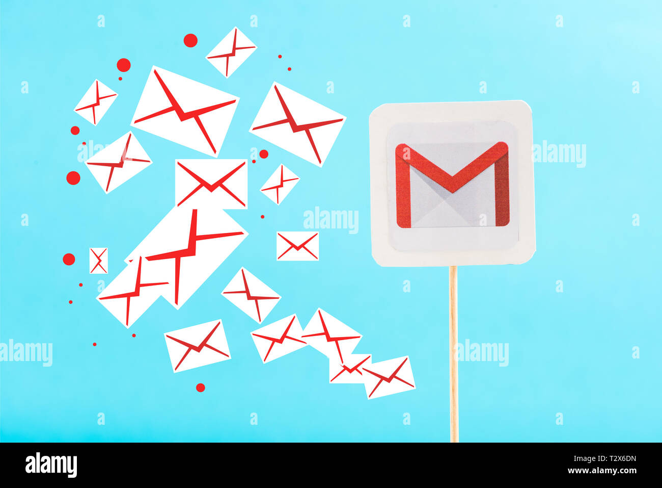 Karte mit Google Logo und E-Mail Symbole isoliert auf Blau Stockfoto Karte mit Google Logo und E-Mail Symbole isoliert auf Blau Stockfoto