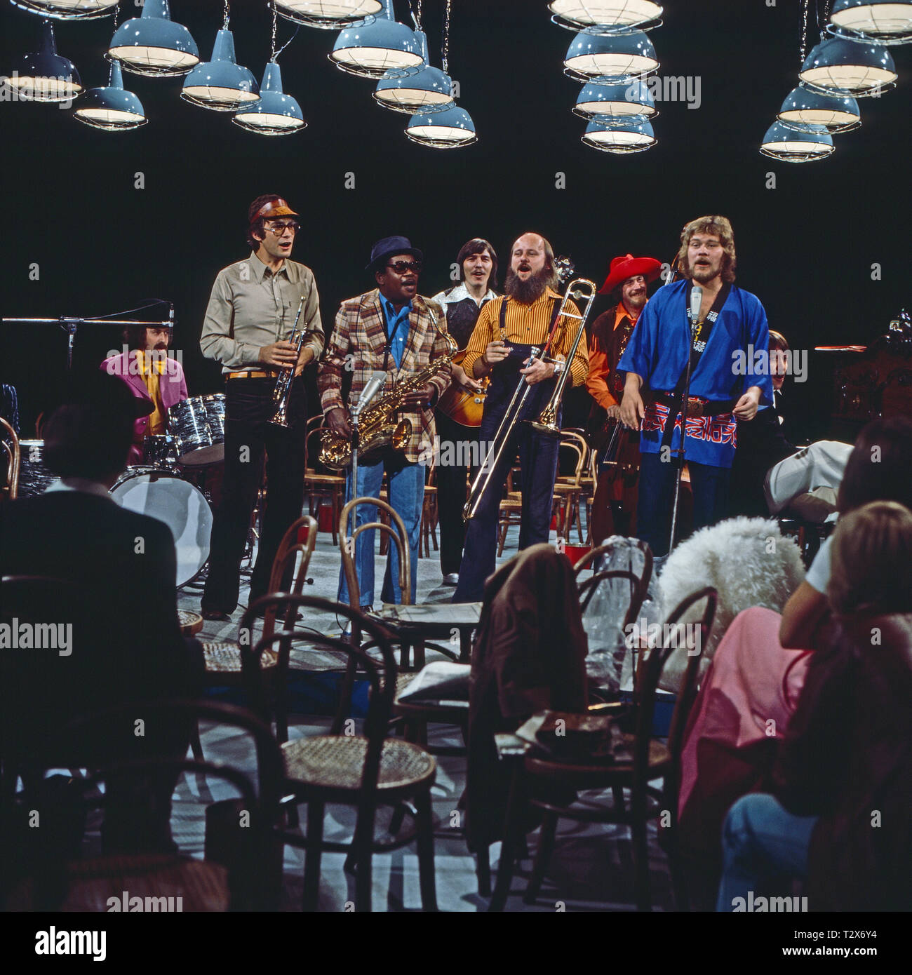 Ich trink auf Dein Wohl, Marie! - Lustige Lieder mit Hamburger Liedermachern und Jazzern, Deutschland 1975, Regie: Jörn Karpinski, Mitwirkende: Die rentnerband mit Sänger Peter Petrel und der Pensionärschor Stockfoto