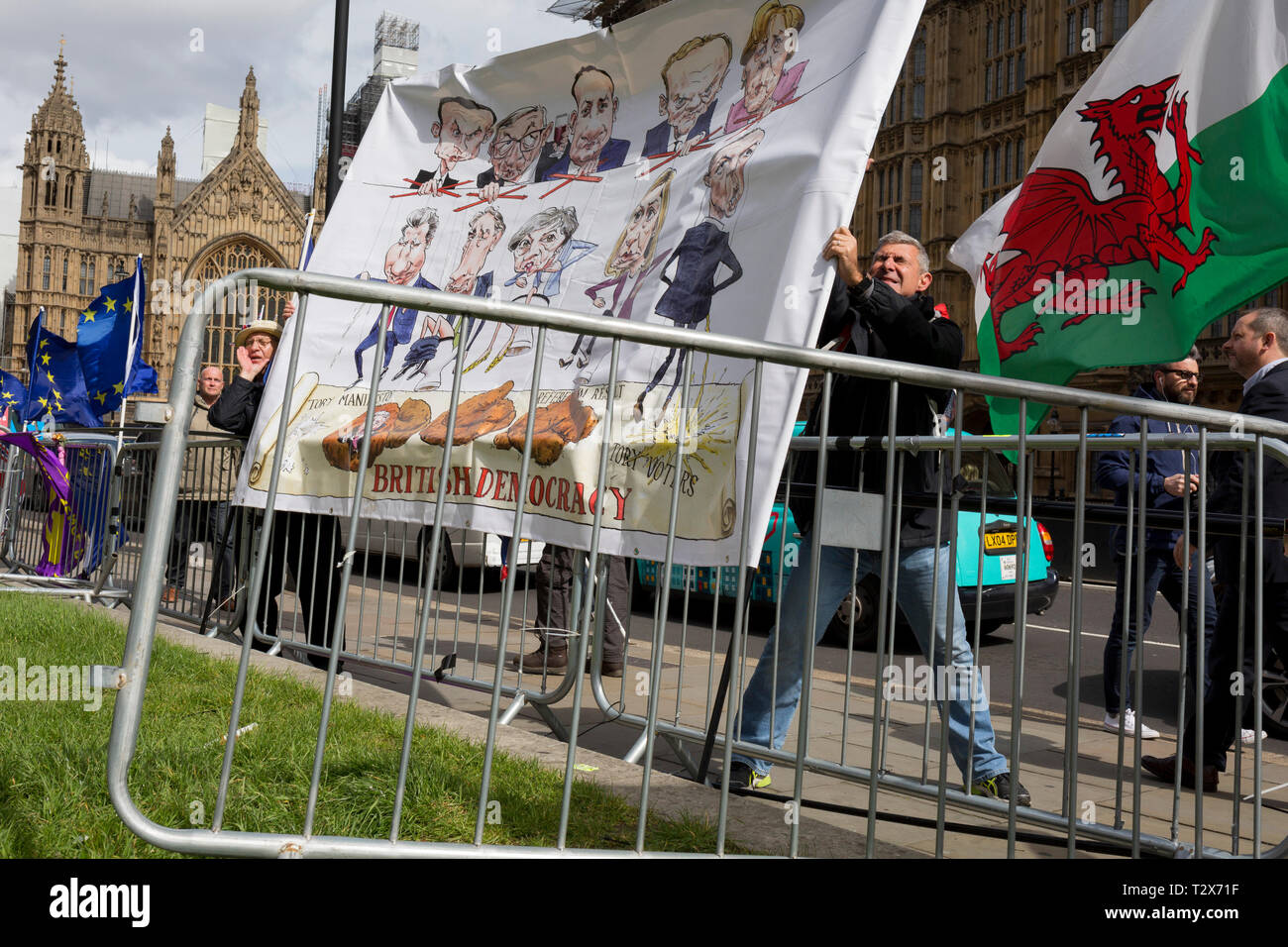 Als Premierminister Theresa wieder trifft oppositionellen Labour leader Jreemy Corbyn in einem Versuch, die Blockade im Parlament von Brexit zu brechen, Brexiteer Demonstranten versuchen, eine politische Satire Banner in starken Winden gegenüber dem Parlament in Westminster zu steuern, am 4. April 2019 in London, England. Stockfoto