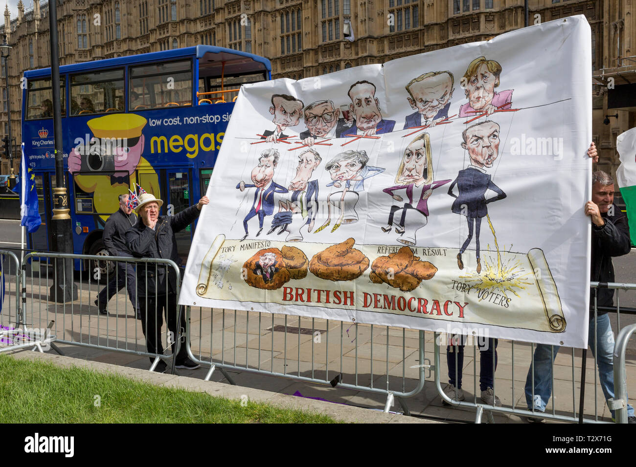 Als Premierminister Theresa wieder trifft oppositionellen Labour leader Jreemy Corbyn in einem Versuch, die Blockade im Parlament von Brexit zu brechen, Brexiteer Demonstranten versuchen, eine politische Satire Banner in starken Winden gegenüber dem Parlament in Westminster zu steuern, am 4. April 2019 in London, England. Stockfoto