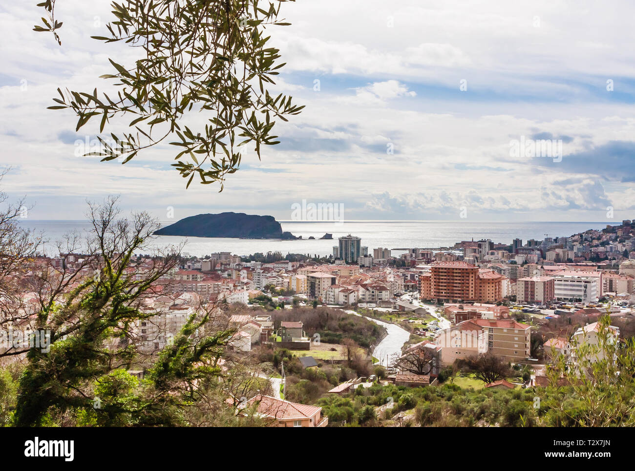 Blick auf die Altstadt von Budva und die Insel Sveti Nikola in Montenegro Stockfoto