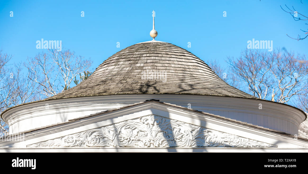 Runden Dach Element über eine reich verzierte Giebel auf der Außenseite eines Hauses Stockfoto