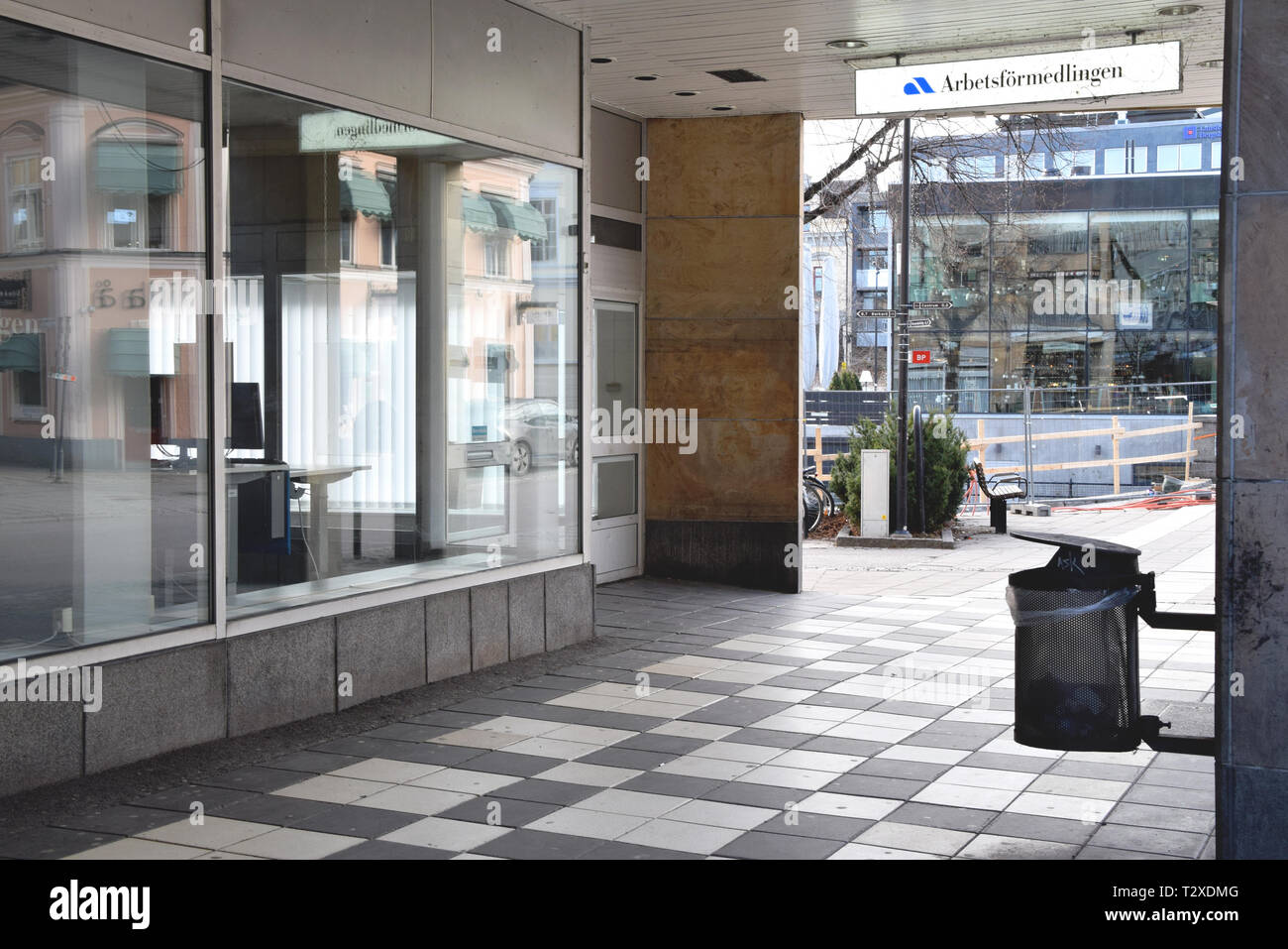 Bin draußen auf der lokalen der schwedischen Arbeitsmarktbehörde Büro. Foto zeigen, ob oder nicht der Arbeitslosigkeit Agentur wird gelöscht/geschlossen werden. Stockfoto
