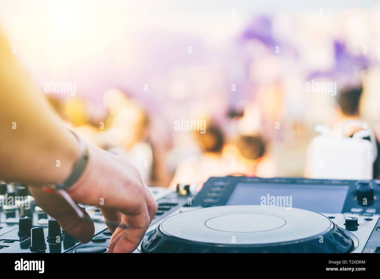 Nahaufnahme von Hand spielen Musik von DJ Plattenspieler auf einer Beach party Festival - Portrait von DJ-Mixer audio in einem Beach Club über die Masse tanzen Stockfoto