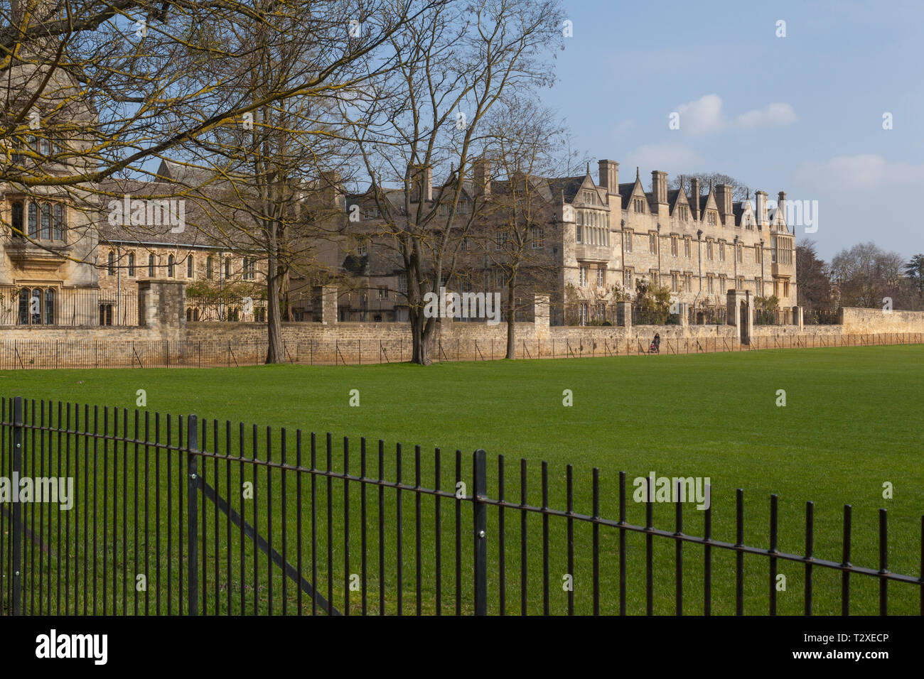 Merton College Oxford früh auf einem sonnigen Morgen, von Christus Kirche Wiesen gesehen Stockfoto