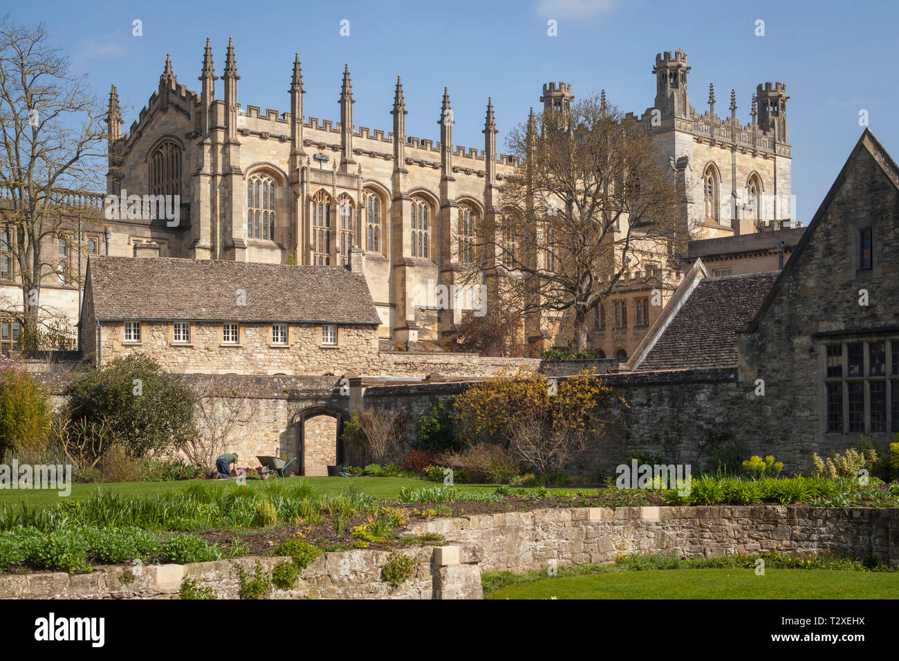 Ein Gärtner mit einer Schubkarre nimmt die Christus Kirche Kriegerdenkmal Garten mit Christ Church Cathedral hinter Stockfoto