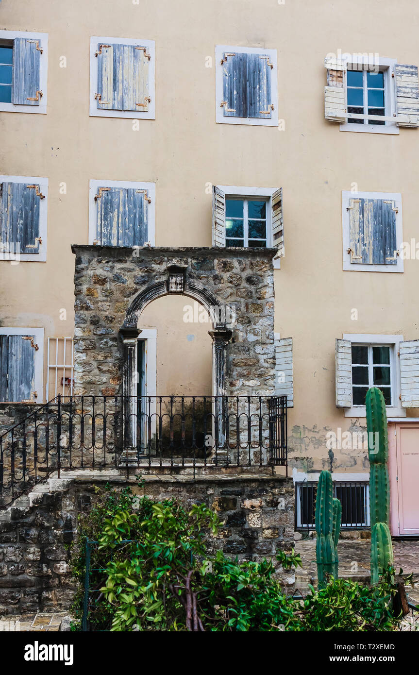 Die Fassade eines gewöhnlichen alten Gebäude mit Tür und Fenster in Montenegro. Traditionelle Gehäuse. Stockfoto