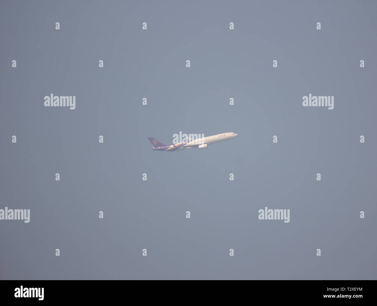 Chiangmai, Thailand - 1. April 2019: Airbus A330-300 von Thai Airways in Rauch und Verschmutzung Haze Himmel. Im Flug von Chiang Mai nach Bangkok. Stockfoto