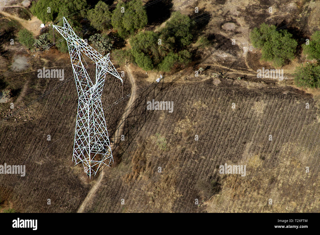 Luftaufnahme von Hochspannung Metall post oder Turm auf dem Land Stockfoto