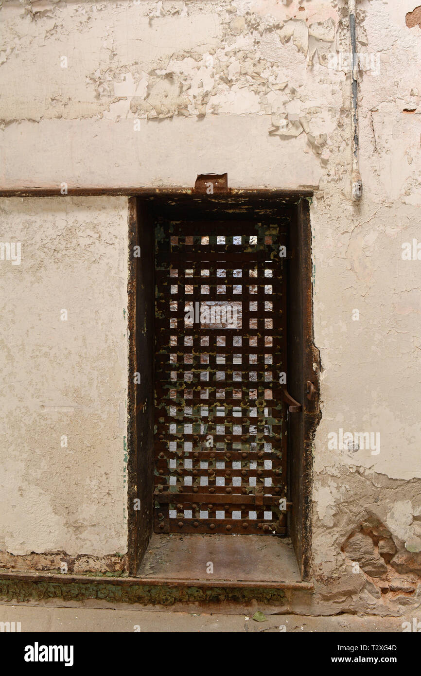 Alte rostige Bügeleisen Gefängnis Tür - Östliches Staatszuchthaus Stockfoto