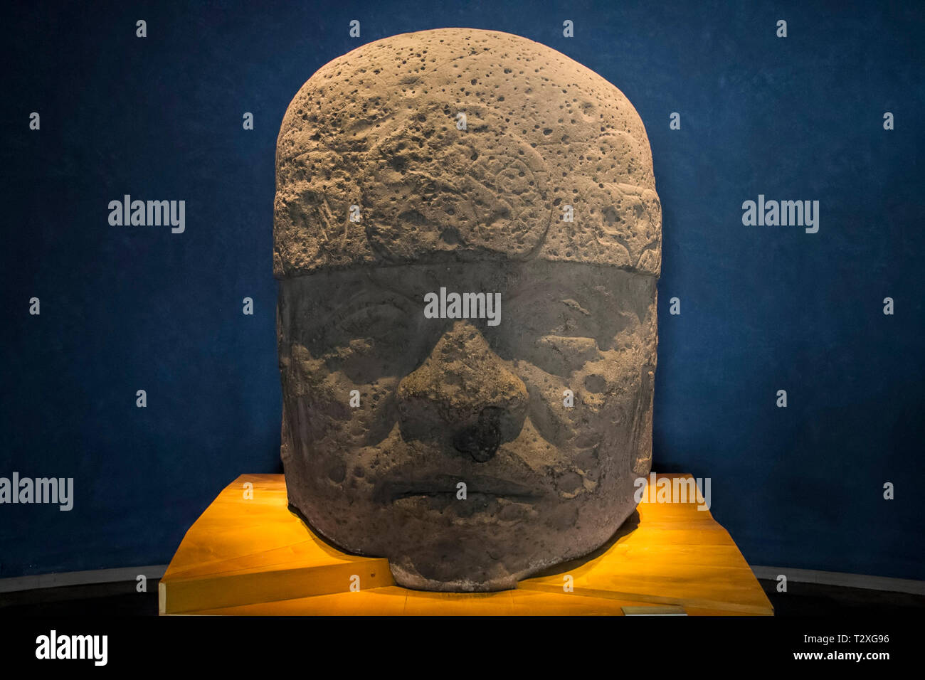 Olmec big Basalt Kopf mit blauer Hintergrund (Nationalmuseum für Anthropologie) Stockfoto