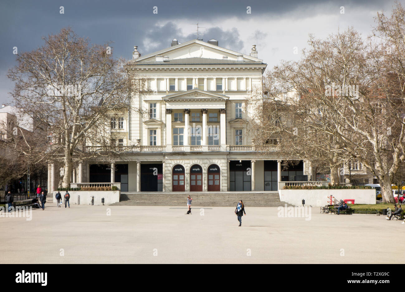 Die Arkadia Gebäude einer ehemaligen Theater jetzt ein Buch speichern und Tourist-information, die durch die Freiheit Brunnen auf dem Platz der Freiheit Posen gesehen Stockfoto