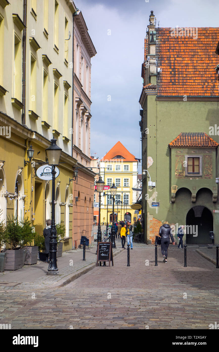 Menschen, Männer und Frauen, die in einer Seitenstraße der Altstadt Platz in der polnischen Stadt Poznan Polen Stockfoto