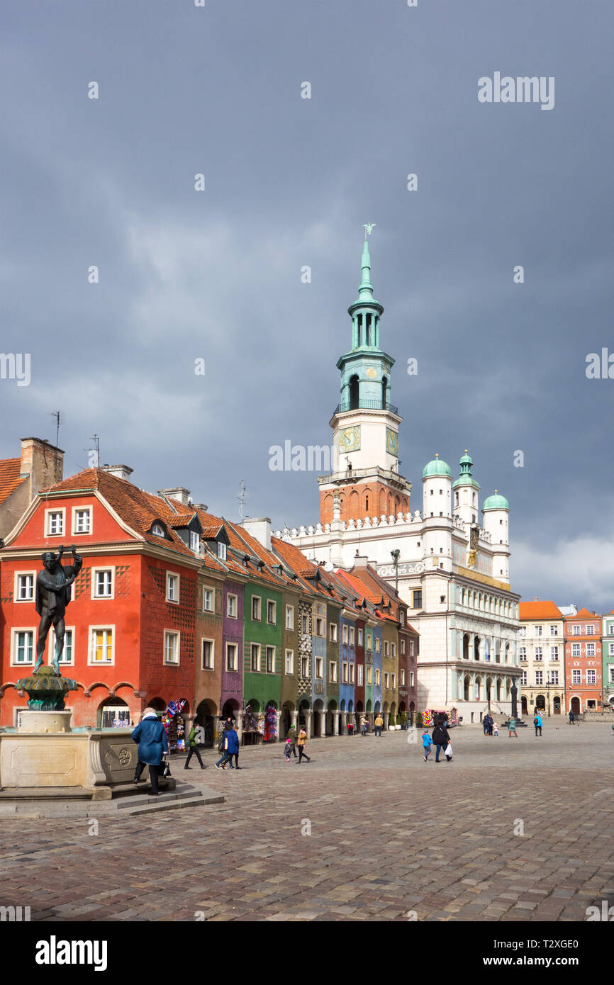 Menschen, Männer und Frauen, die in der Old Town Square in der polnischen Stadt Poznan Polen mit seinem bunten Häuser Restaurants und Cafes Stockfoto