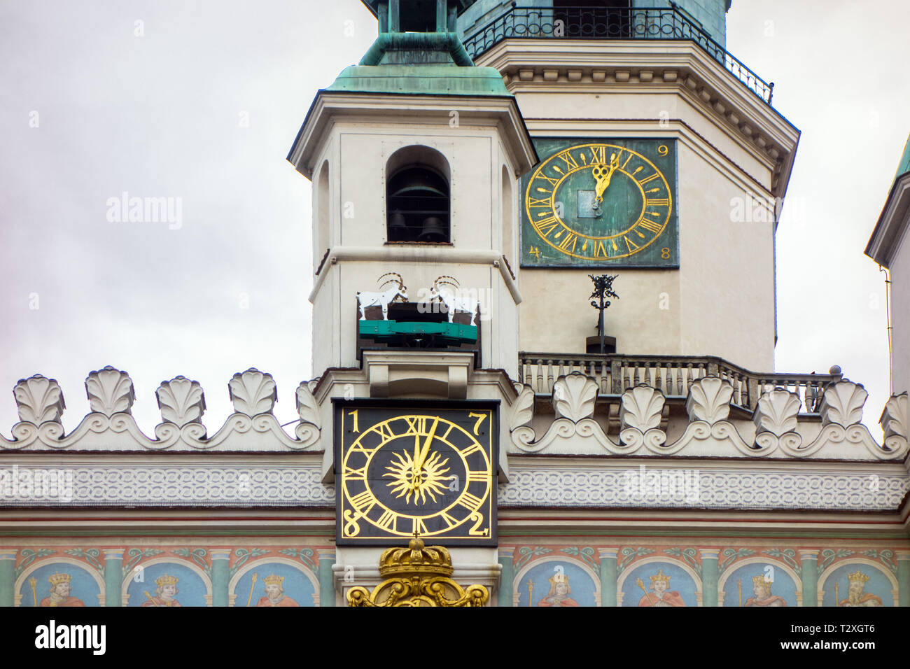 Der Uhr- und Glockenturm am Rathaus in den Alten Markt in der polnischen Stadt Poznan Polen mit seinem Kampf gegen die butting Ziegen Stockfoto