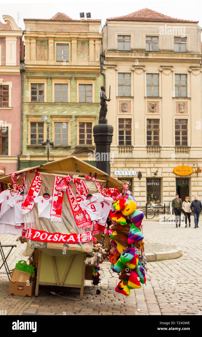 Marktstand mit Souvenirs und Polnischen Schals auf dem Alten Marktplatz in der polnischen Stadt Poznan Polen Stockfoto