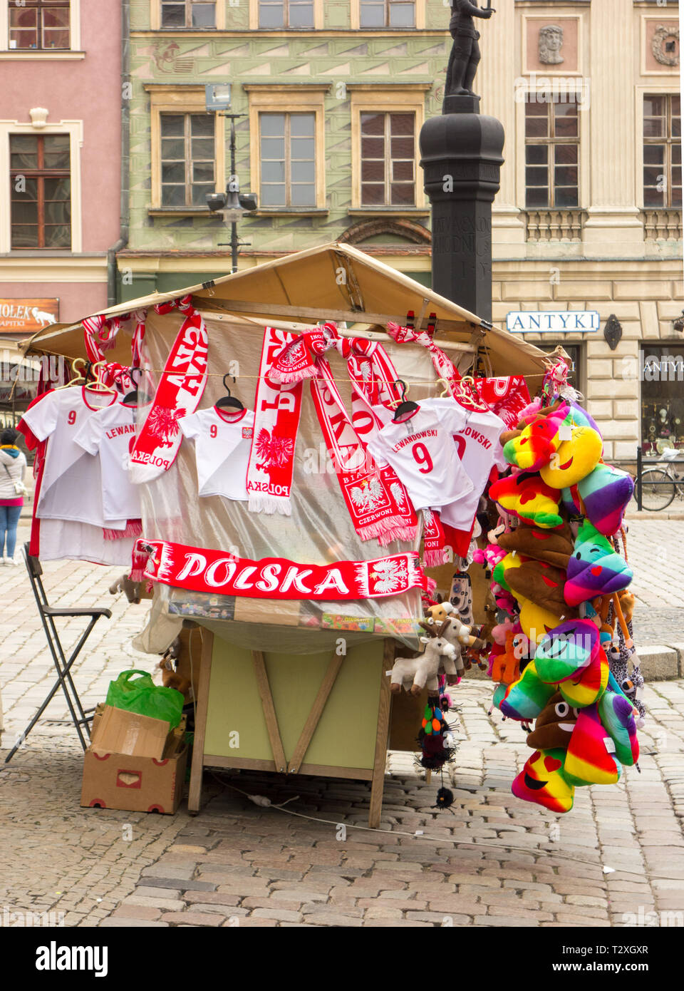 Marktstand mit Souvenirs und Polnischen Schals auf dem Alten Marktplatz in der polnischen Stadt Poznan Polen Stockfoto