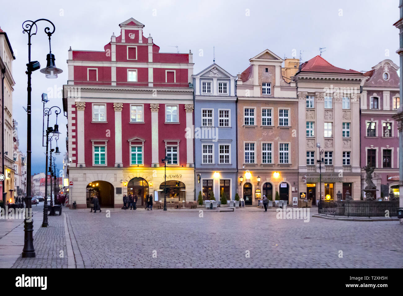 Am Abend wenig Licht nächtliche Dämmerung in der Altstadt Platz in der polnischen Stadt Poznan Polen mit seinem bunten Häuser Restaurants und Cafes Stockfoto