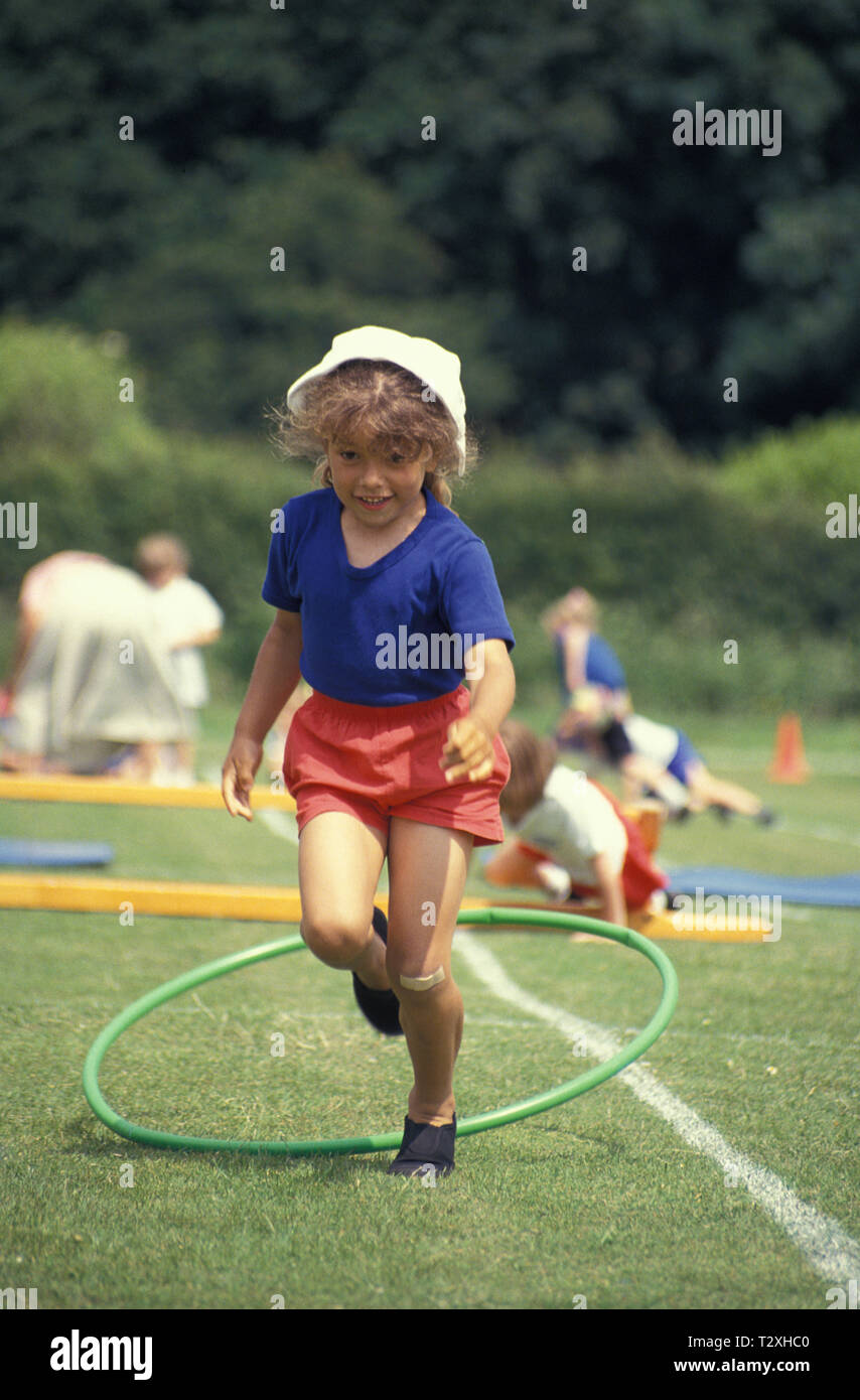 Primäre Schulmädchen im Hindernislauf in der Schule Sport Tag Stockfoto