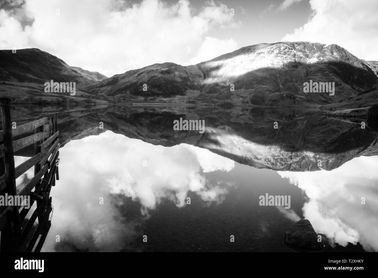 Schwarz-weiß Foto von Dawn auf Crummock Water. Crummock Water ist im Lake District National Park in der Grafschaft Cumbria, North West entfernt Stockfoto