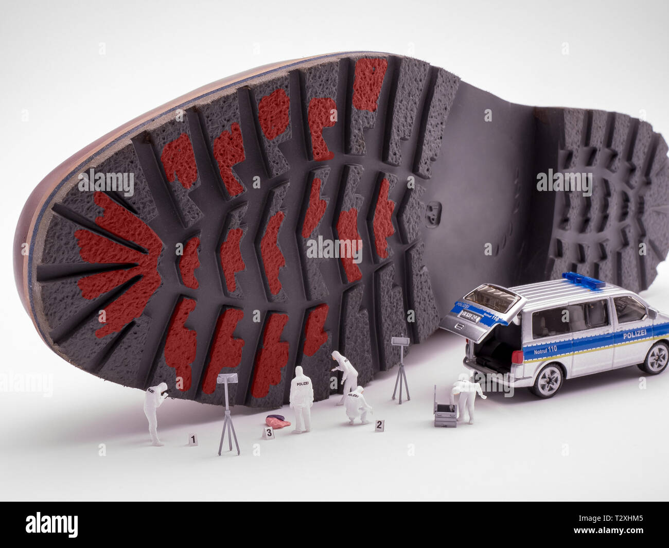 Miniatur forensische Menschen auf der Tastatur des Computers Stockfoto