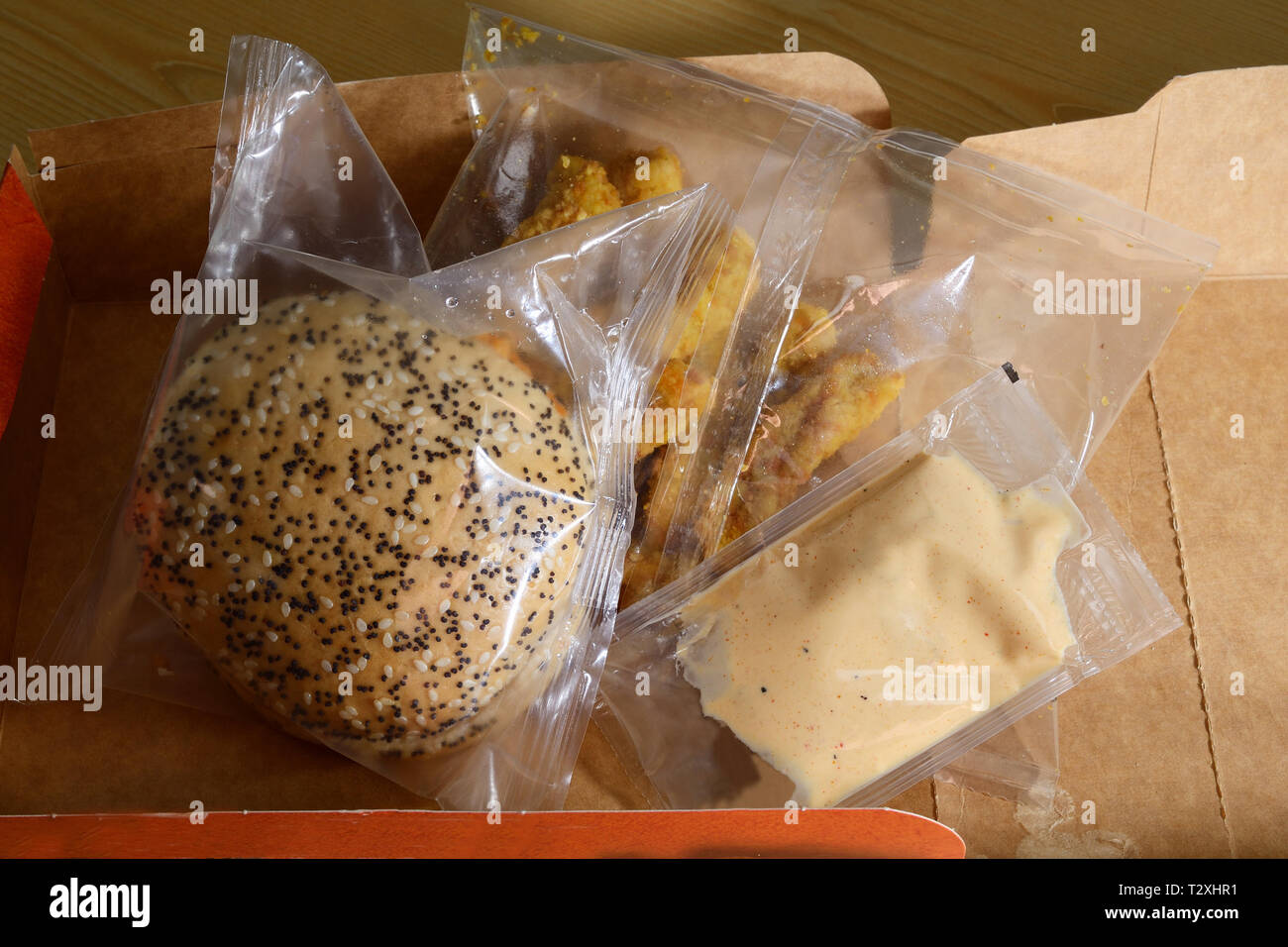 Chicken Burger Menü in Kunststoff Verpackung im Karton Stockfoto