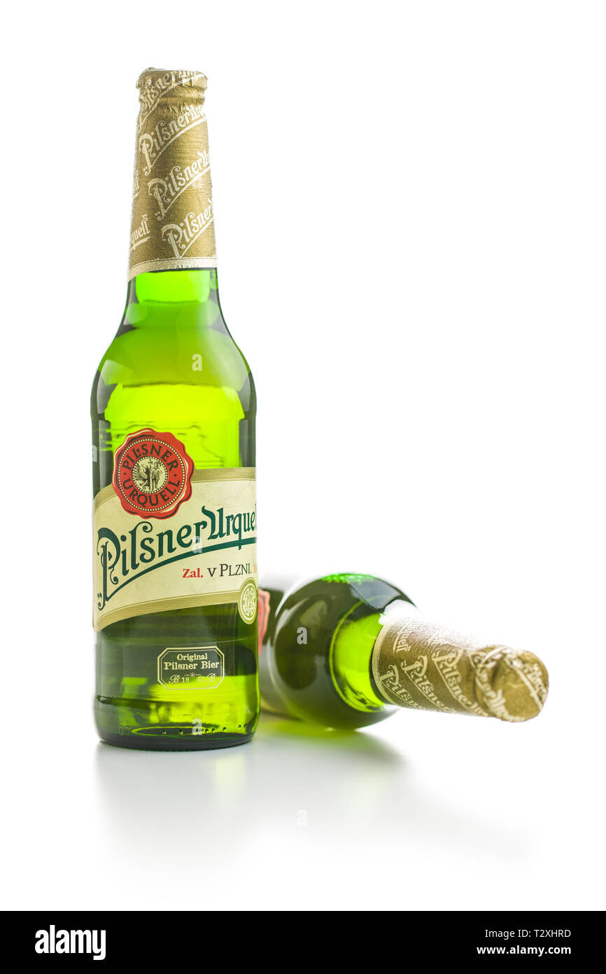 Pilsner Urquell Pilsener Flasche auf weißem Hintergrund. Pilsner Urquell ist eine tschechische Bier. Stockfoto