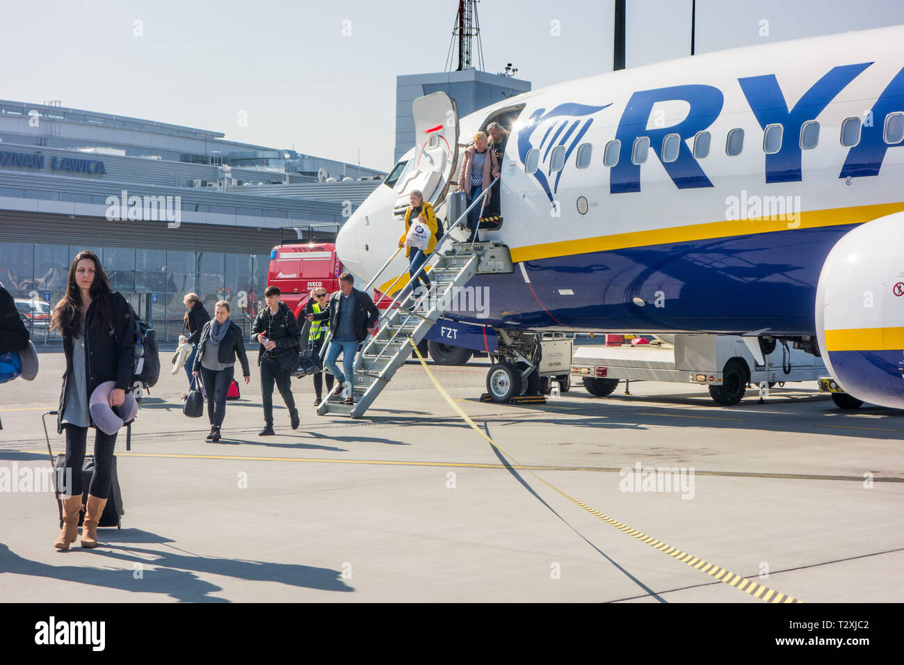 Die Passagiere aussteigen aus Flug auf einem Ryanair Flugzeug ziehen zusammen mit Rädern als Handgepäck Gepäck in Schließfächern in Liverpool zu gehen Stockfoto