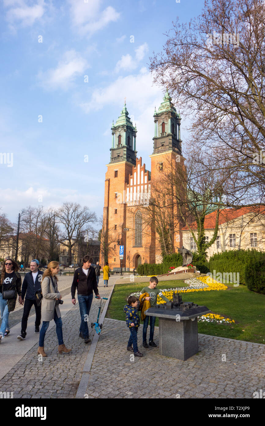 Touristen und Besucher in Posen: Basilika/Kathedrale steht auf Ostrow Tumski Insel, die älteste Kathedrale in Polen aus dem 10. Jahrhundert Stockfoto