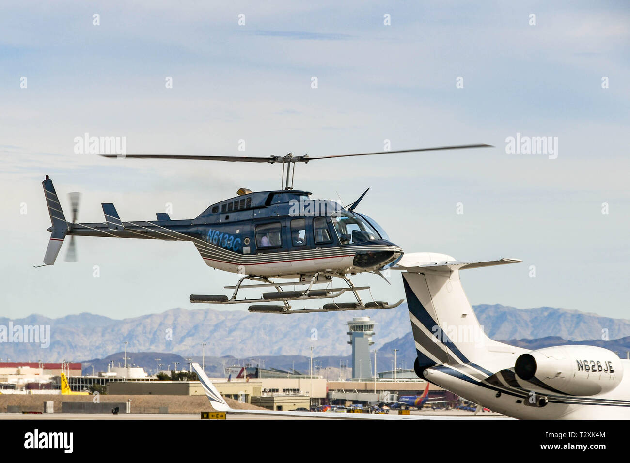 LAS VEGAS, Nevada, USA - Februar 2019: Bell 206 Hubschrauber Longranger am McCarran International Airport in Las Vegas ankommen. Stockfoto