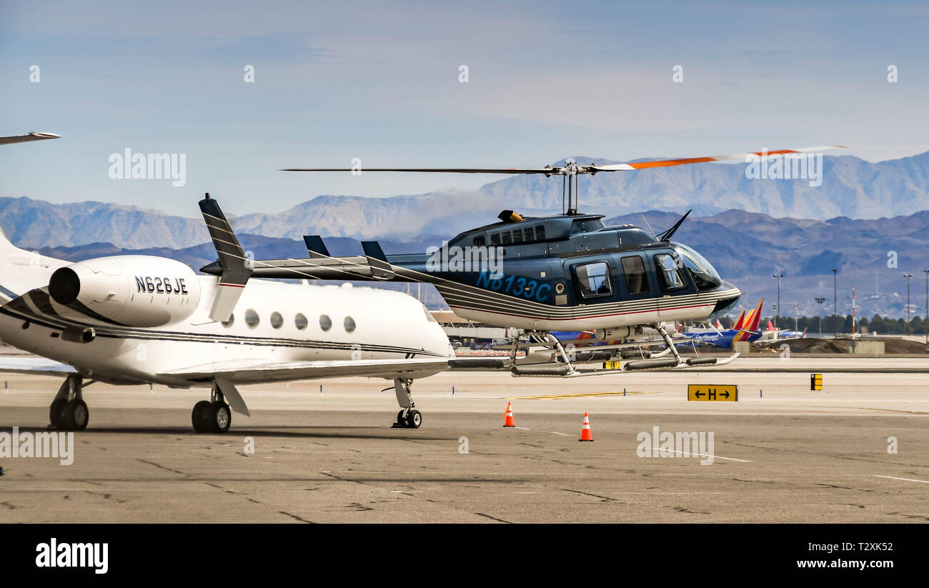 LAS VEGAS, Nevada, USA - Februar 2019: Bell 206 Hubschrauber Longranger am McCarran International Airport in Las Vegas ankommen. Stockfoto