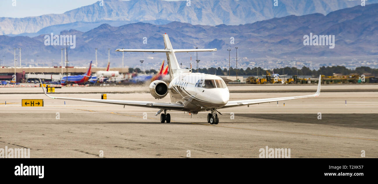 LAS VEGAS, Nevada, USA - Februar 2019: Hawker 800 private Executive Jet Rollen nach der Landung am Flughafen Las Vegas McCarran International Airport in Las Vegas. Stockfoto