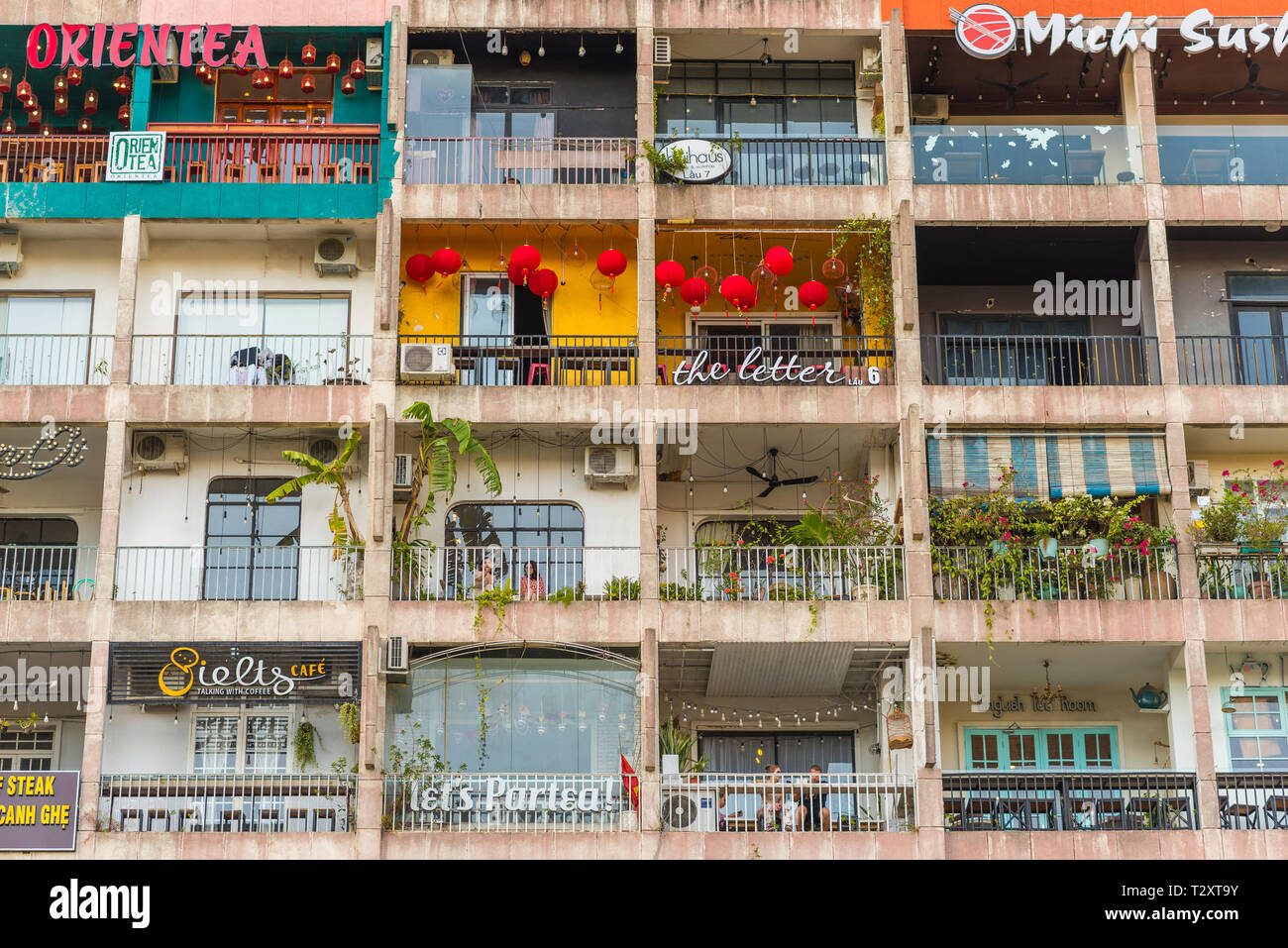 Ho Chi Minh City, Vietnam - 18. Februar 2019: Das Cafe Wohnung, ein mehrstöckiges Wohnhaus auf Nguyen Hue Street in eine Cafés 'Hub eingeschaltet. Stockfoto