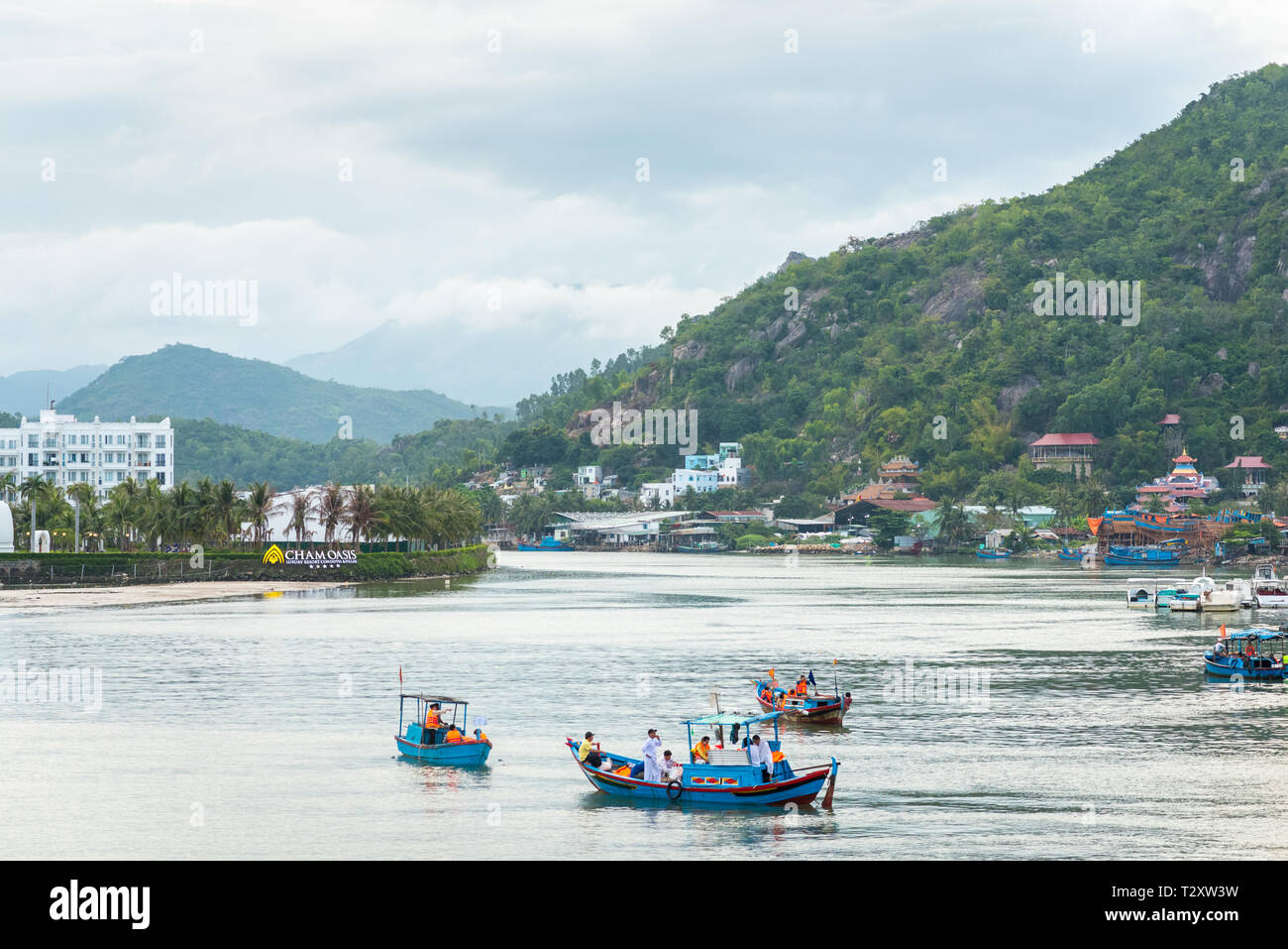 Nha Trang, Vietnam - Mai 5, 2018: Cai Fluss mit blauen Boote der Fischer. Stockfoto