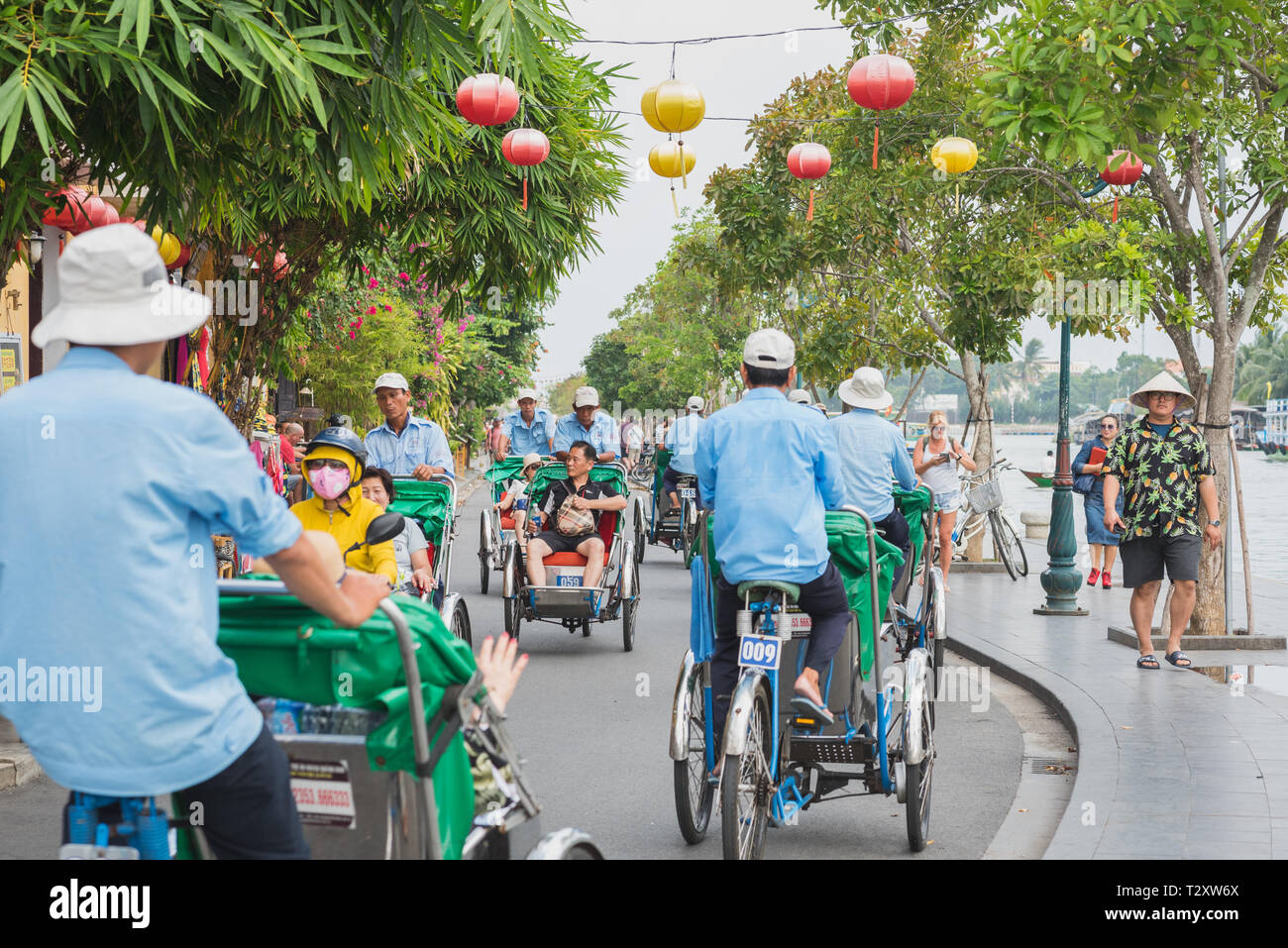 Hoi An, Vietnam - am 28. Oktober, 2018: Eine bunte Straße der Altstadt mit Zyklus Rikschas überfüllt. Stockfoto