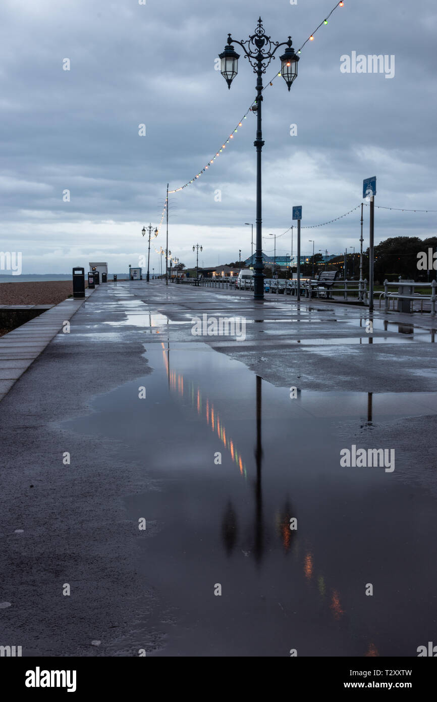 Southsea esplanade nach dem Regen mit Spiegelungen in Pfützen Stockfoto