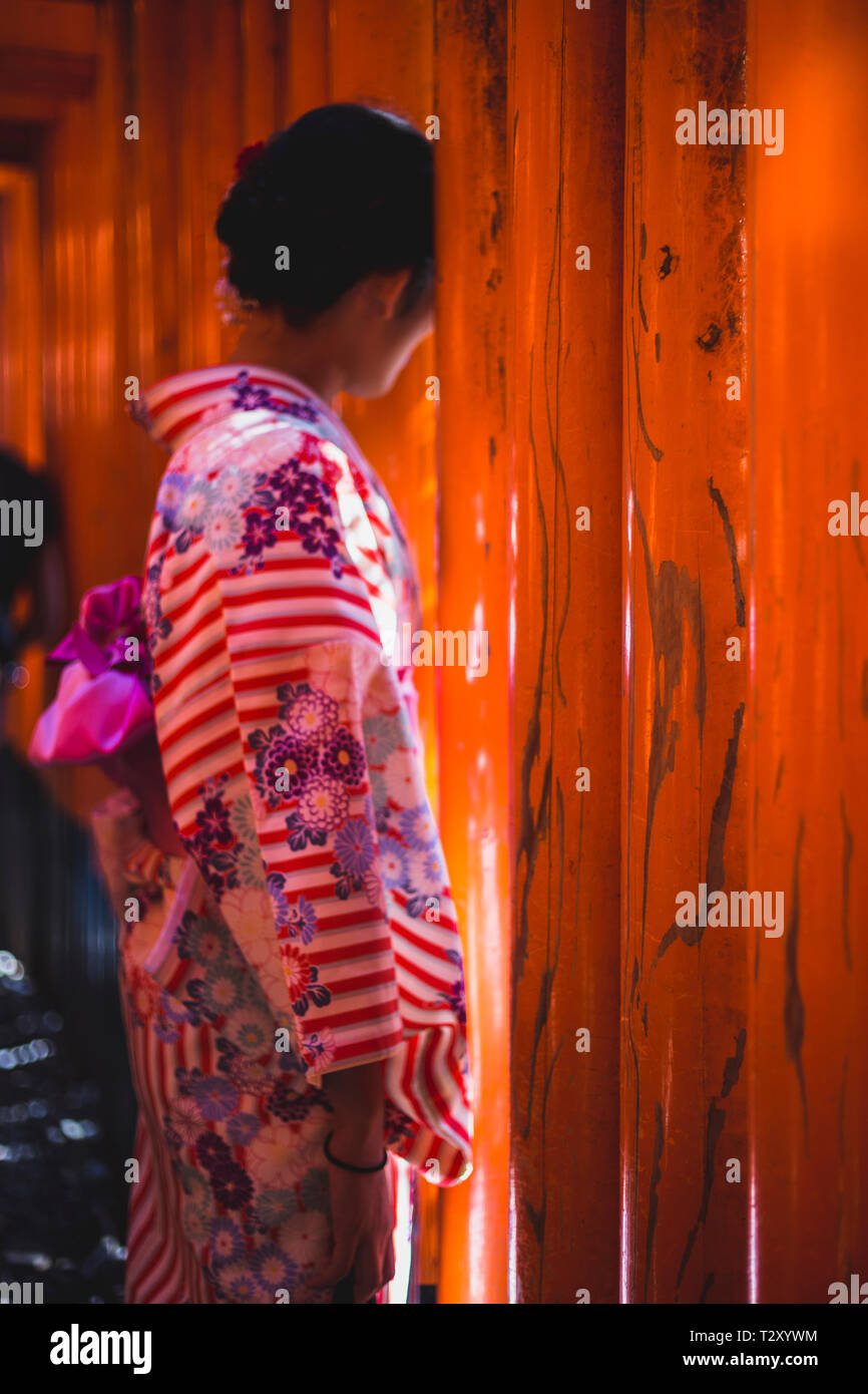 Frau in einem Kimono in Fushimi Inari Schrein in Kyoto, Japan Stockfoto