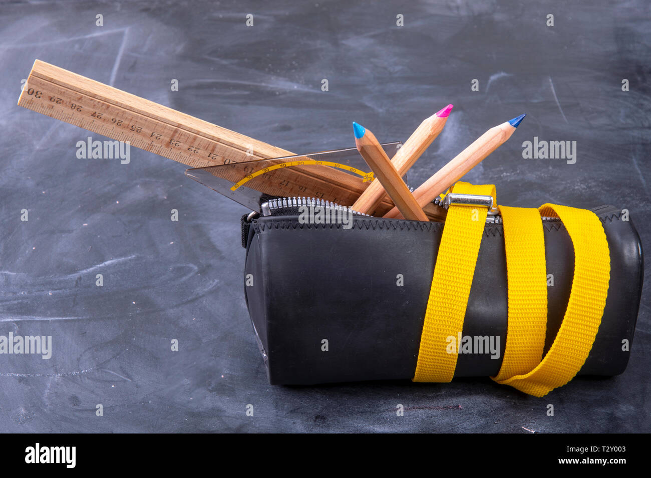 Federmäppchen mit Lineal und Bleistift aus Holz Stockfoto