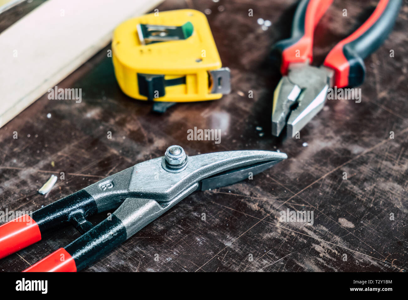 Spengler Werkzeuge auf dem Arbeitstisch Stockfotografie - Alamy