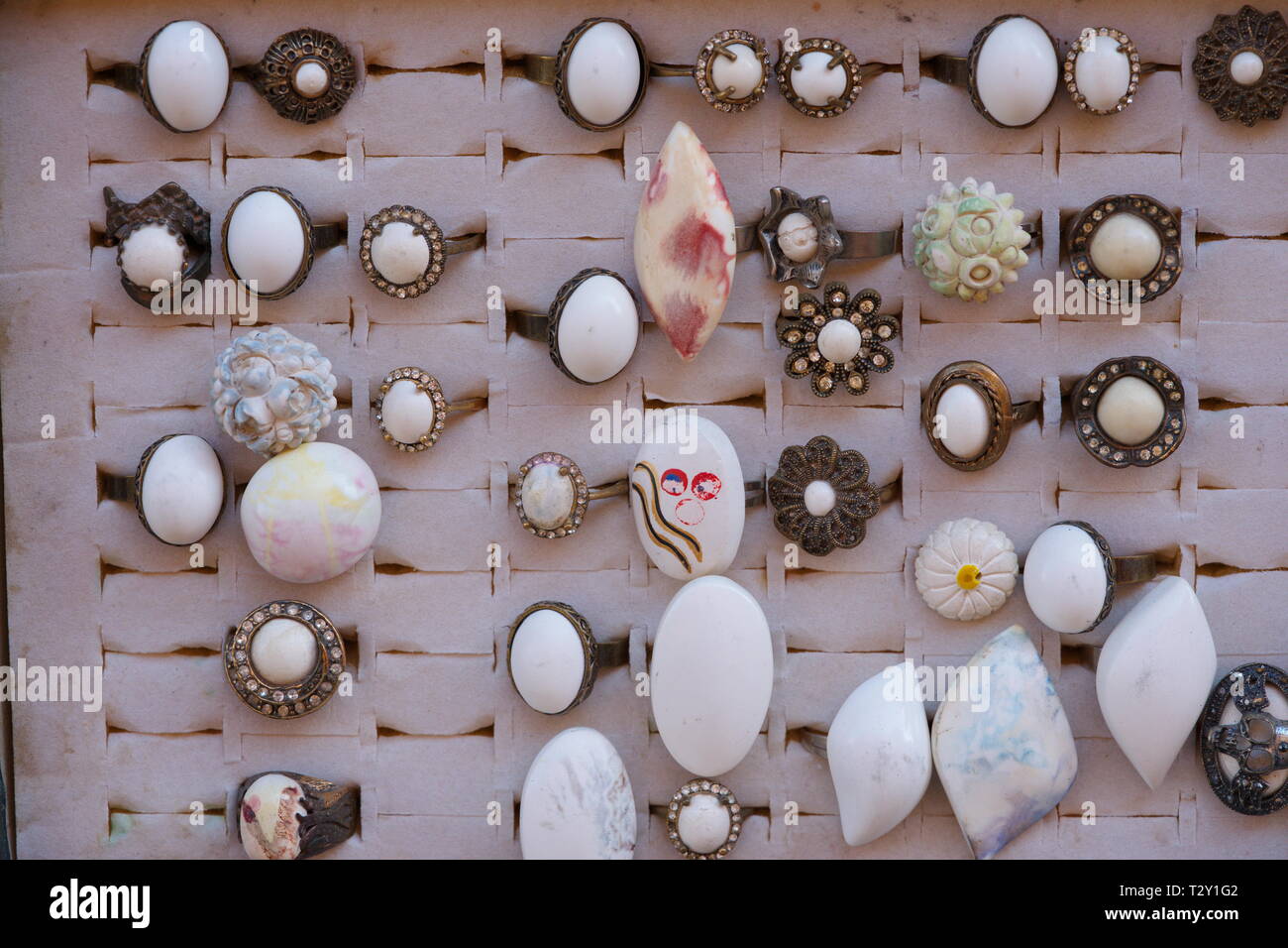 Ringe aus meerschaum. Meerschaum Ziergegenstände. Meerschaum Mine ist in Eskisehir nur in der Türkei. Stockfoto