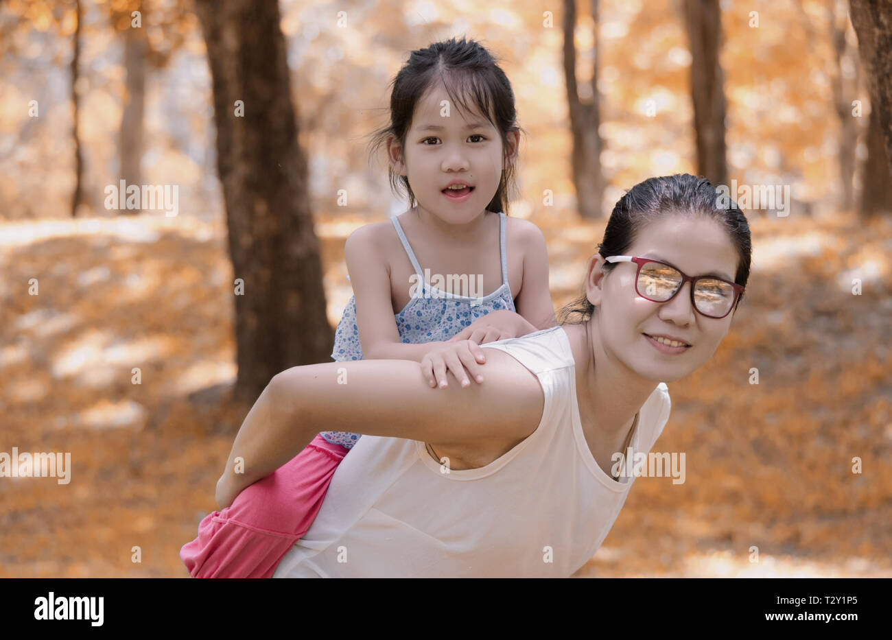Mutter und Tochter gemeinsam spielen draußen im Park Stockfoto