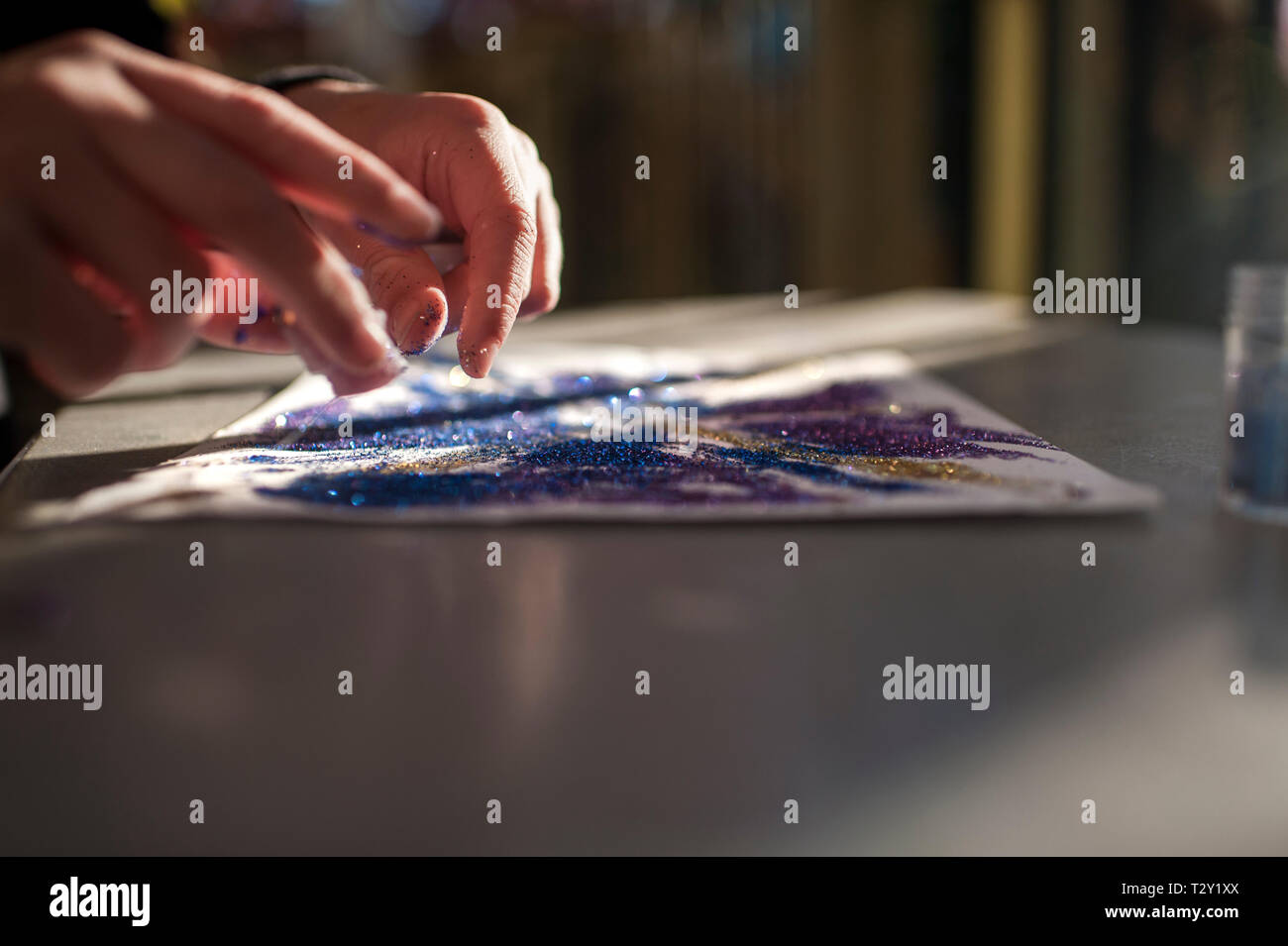In der Nähe von Mädchen Hände Kunst mit Glitzer Stockfoto