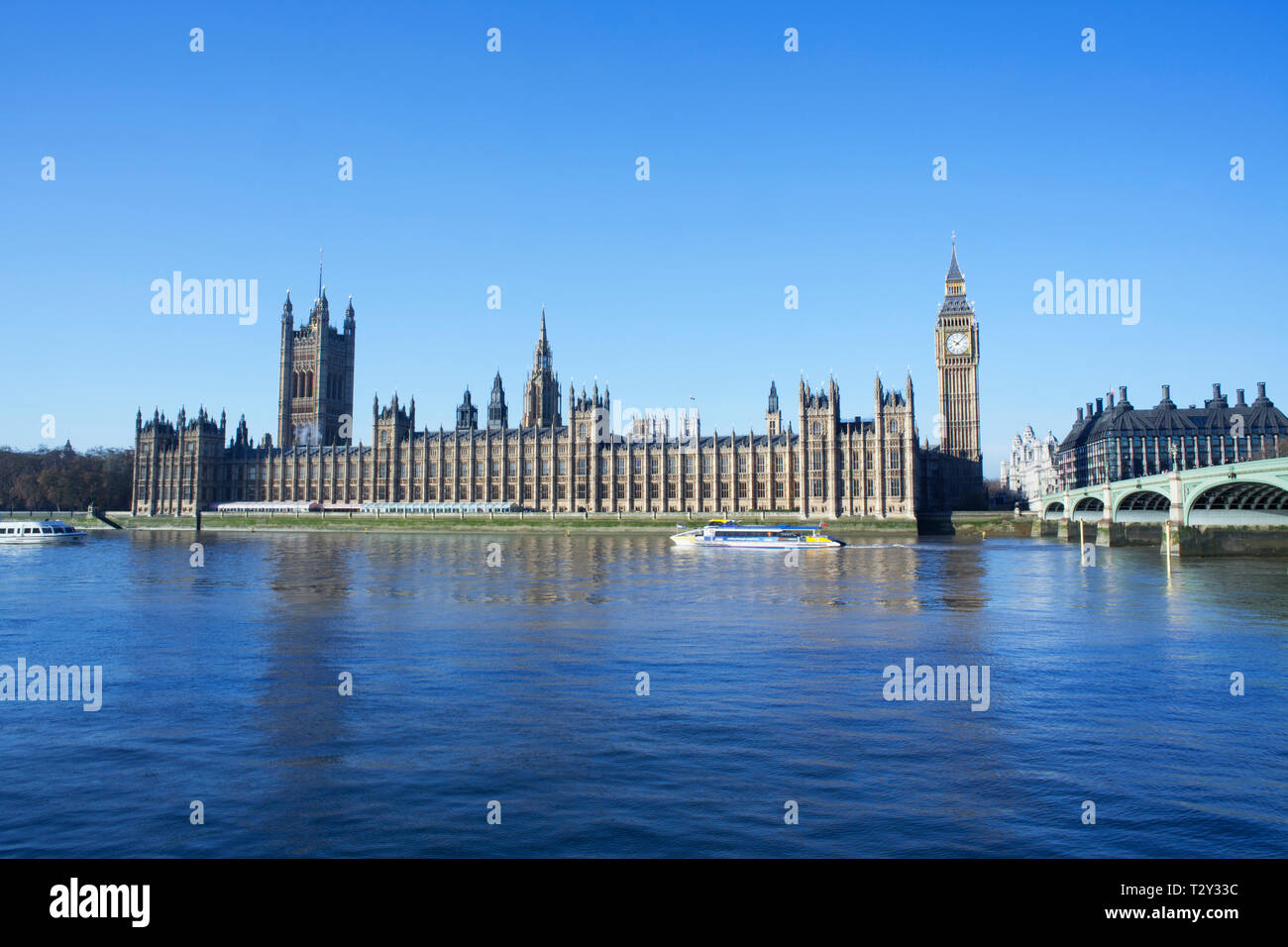 Big Ben und das Parlamentsgebäude aus über die Themse Stockfoto