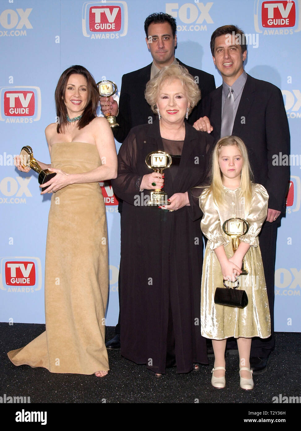 LOS ANGELES, Ca. März 05, 2000: "Jeder Liebt stars Raymond" Patricia Heaton (links), BRAD GARRETT, DORIS ROBERTS, Ray Romano & MADYLIN VERSÜSSEN an der 2. jährlichen TV Guide Awards in Los Angeles, wo die Show Favorite Comedy Serie gewonnen. © Paul Smith/Featureflash Stockfoto