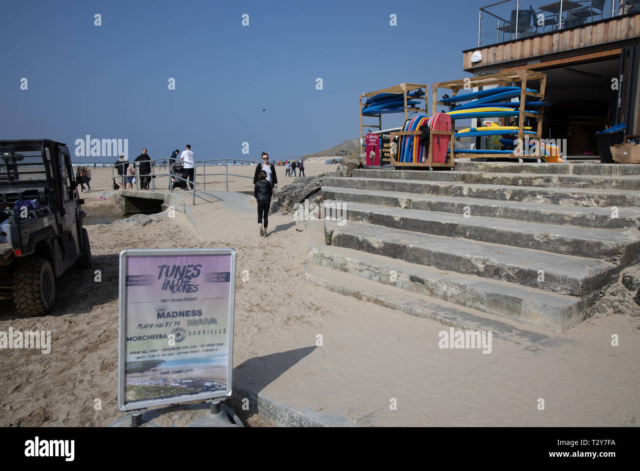 Plakat für Melodien in den Dünen am Strand Perranporth Stockfoto