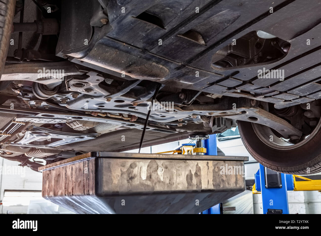 Ablassen des Öls aus dem Auto auf der Hebebühne in der Werkstatt hob  während der routinemäßigen Service Stockfotografie - Alamy