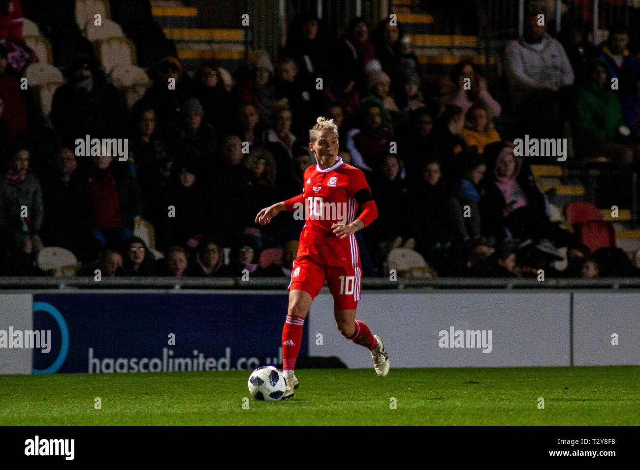 Jess Fishlock von Wales in Aktion gegen die tschechische Republik. Wales v Tschechische Republik, Rodney Parade, Newport. Quelle: Lewis Mitchell/YCPD. Stockfoto