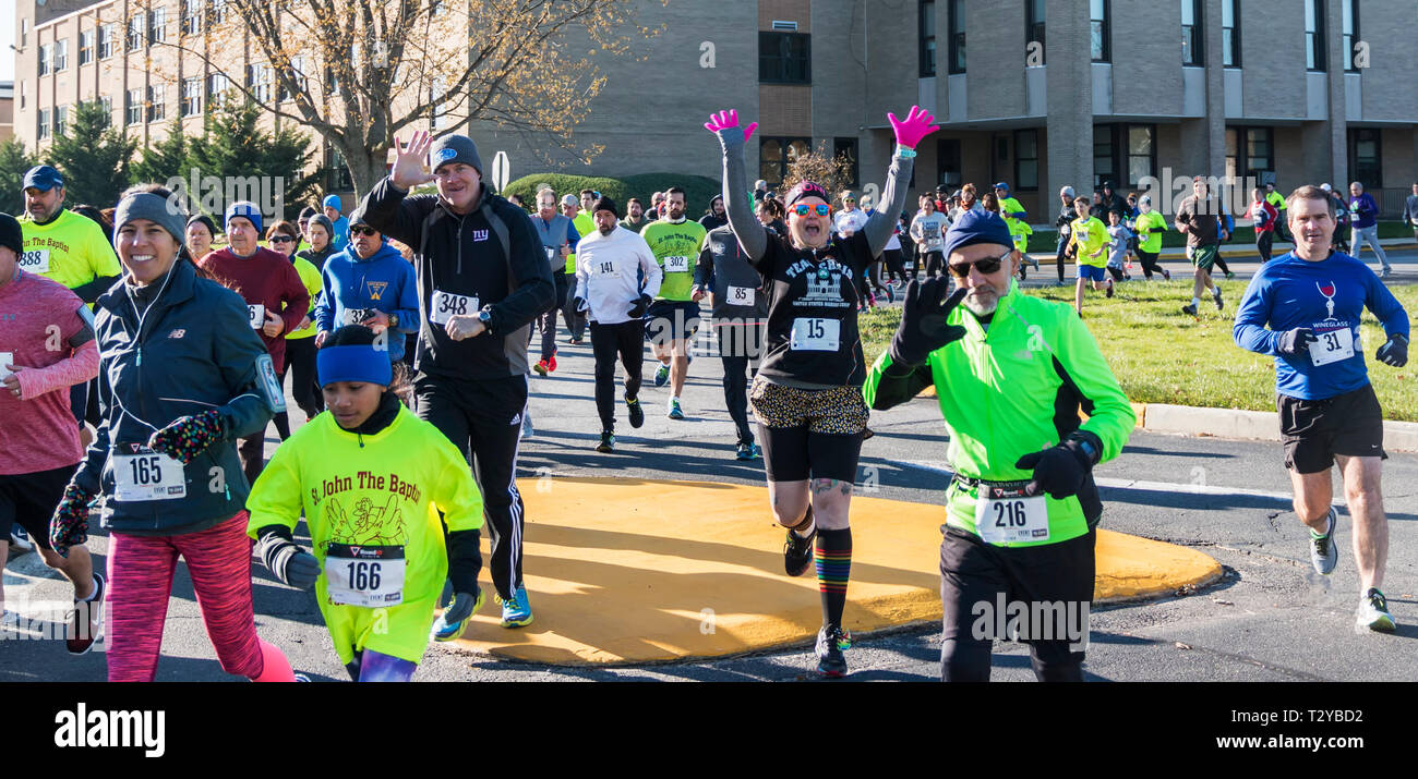 West Islip, New York, USA - 24. November 2017: Läufer wave auf die Kamera zu Beginn der Ausführung Ihrer Türkei aus 4 K Rennen, der Tag nach Thanksgiving. Stockfoto