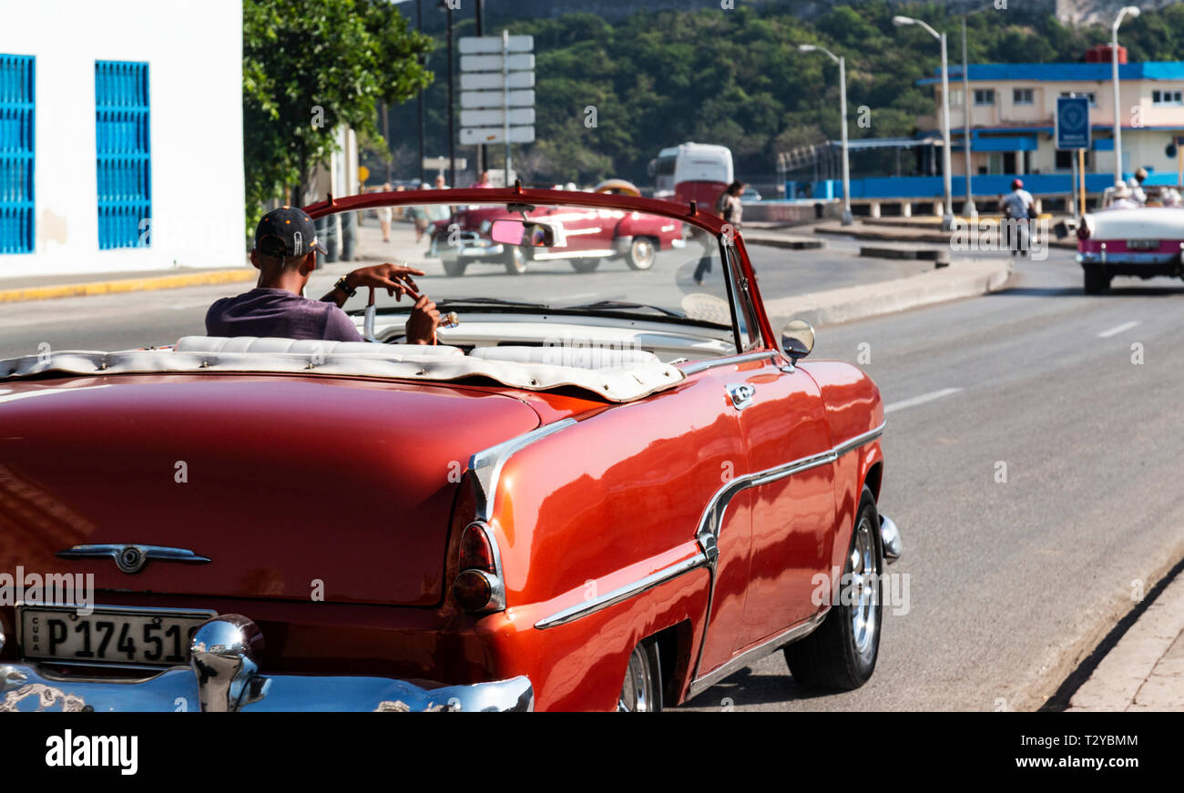 Havanna, Kuba - vom 25. Juli 2018: Eine klassische Vintage red 1950 s Cabrio auf Straßen in Havanna Kuba angetrieben wird. Stockfoto