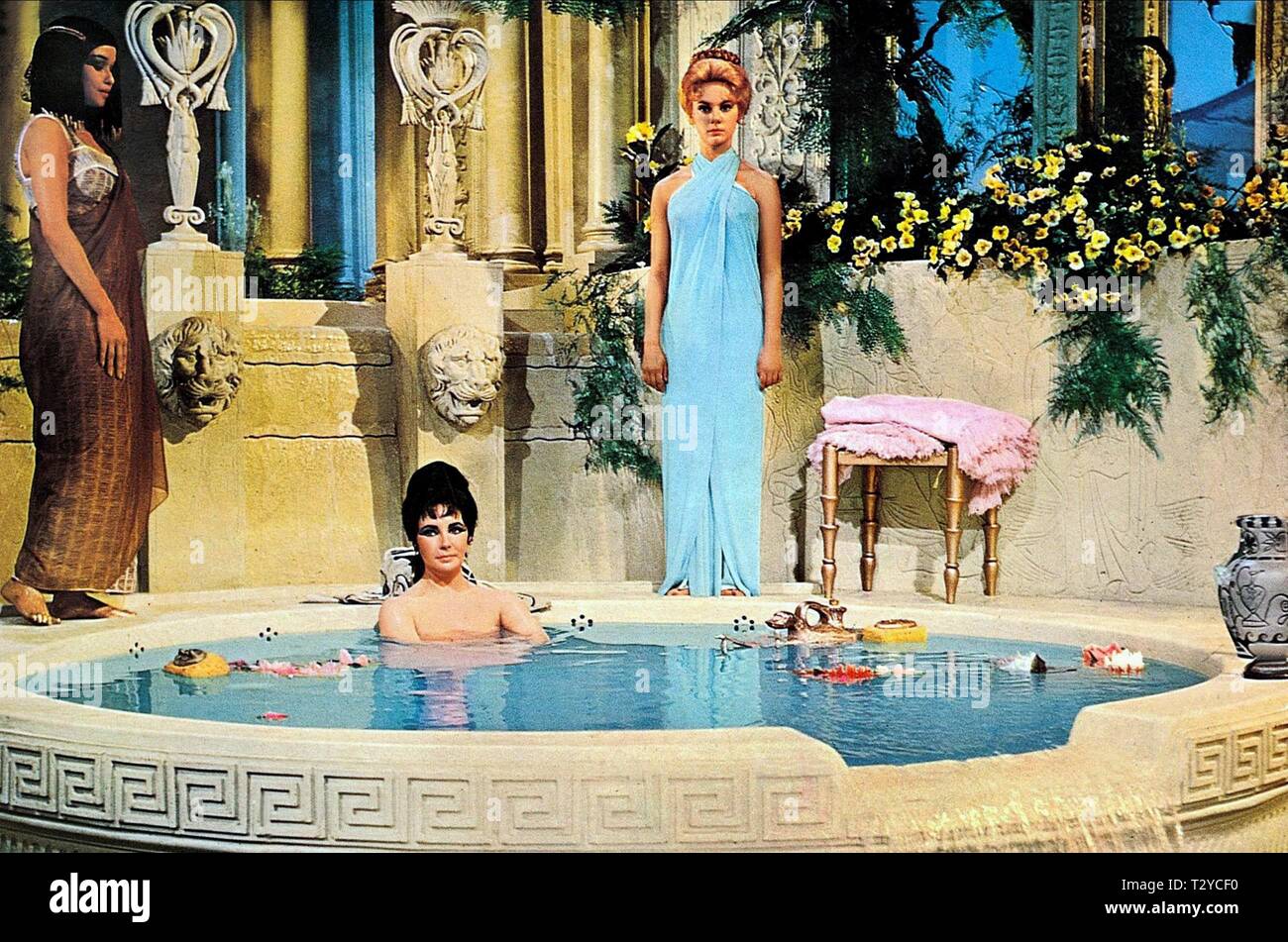 ISABEL COOLEY, Elizabeth Taylor, Francesca Annis, CLEOPATRA, 1963 Stockfoto